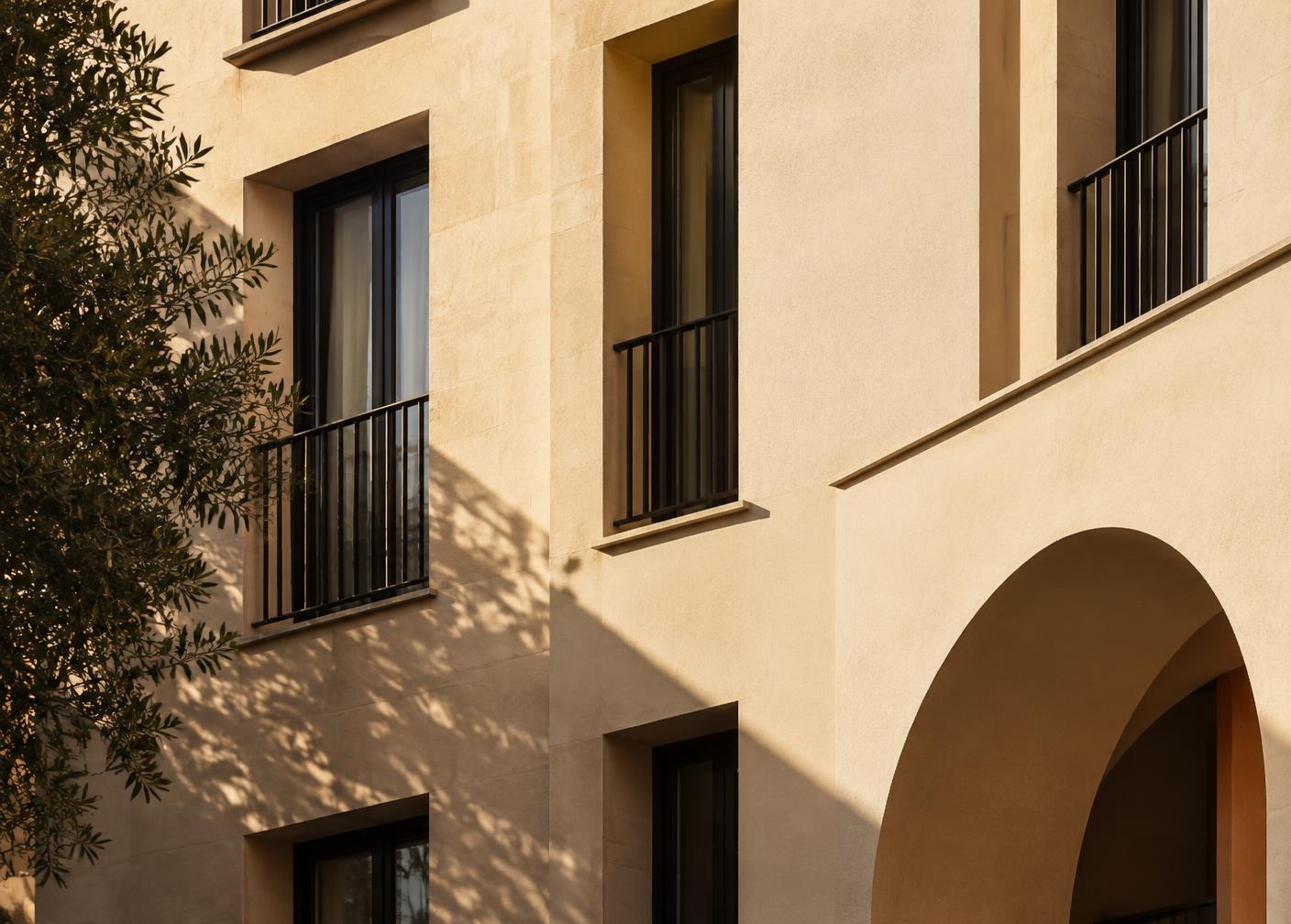 Fachada de arquitetura espanhola contemporânea sob luz do fim de tarde